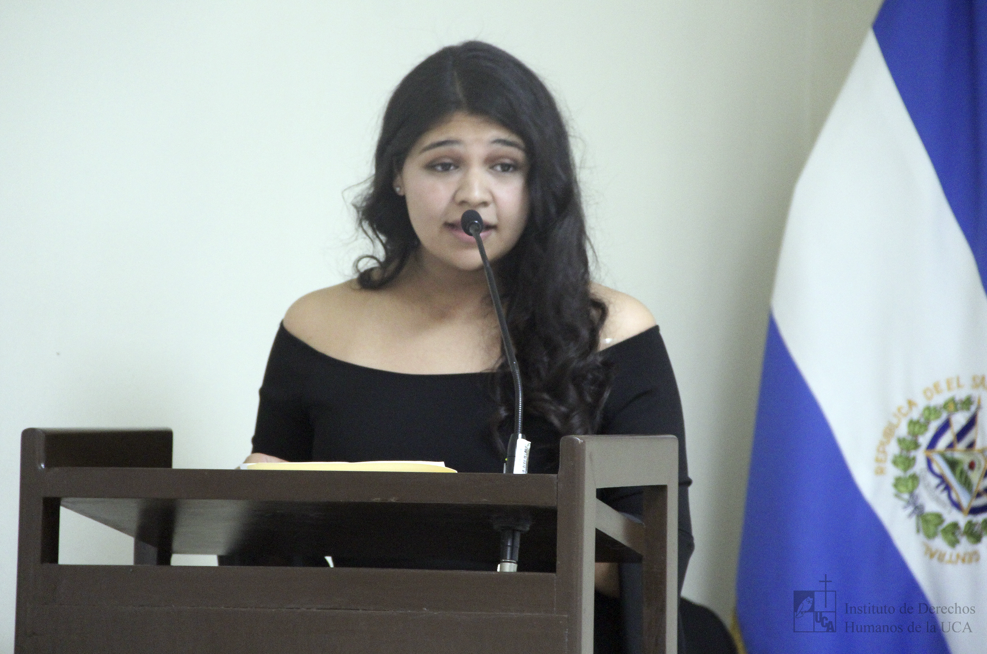 Sildania Osorio, estudiante del diplomado durante el discurso de clausura.