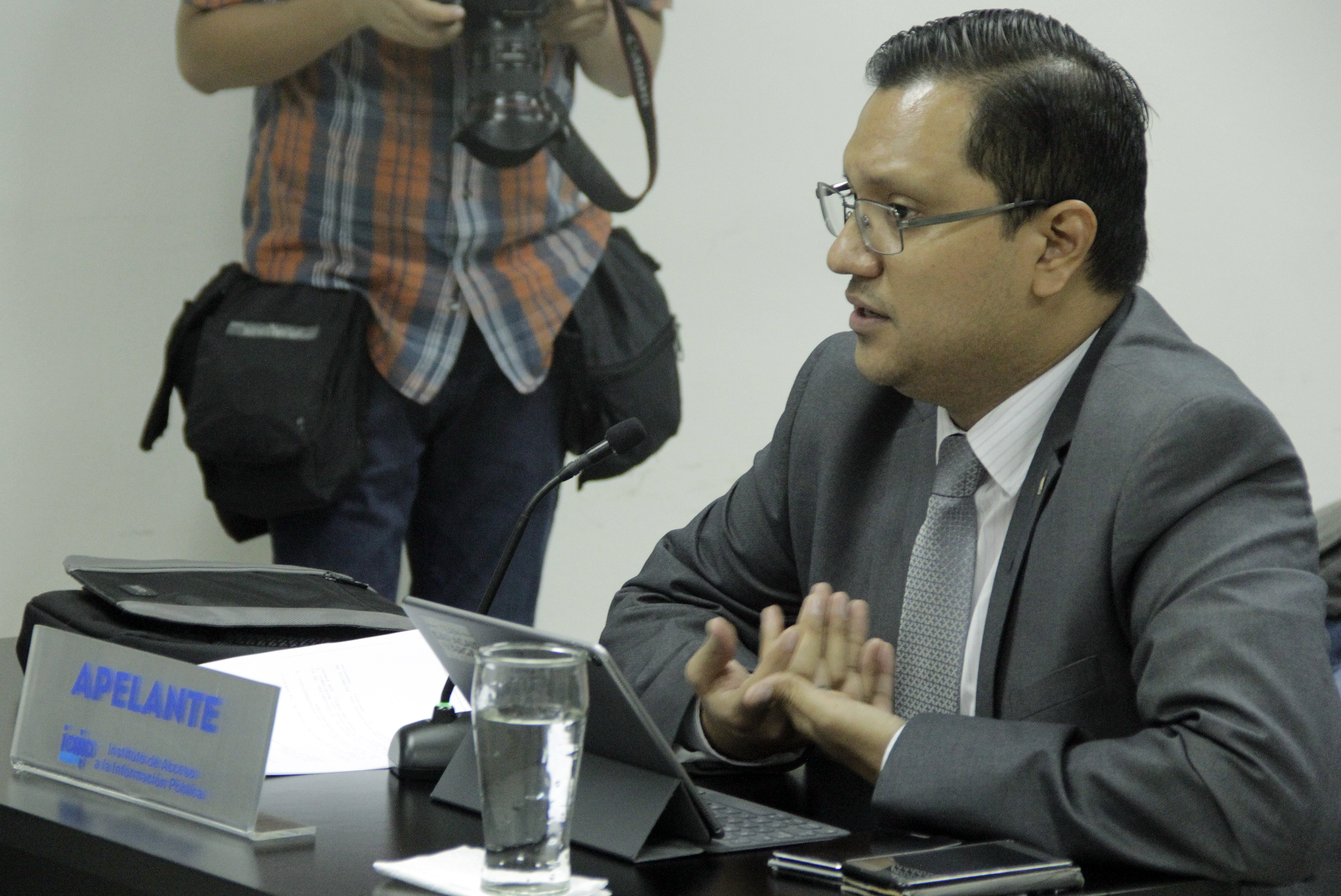 Manuel Escalante, abogado y asesor del Director del Idhuca expone a los magistrados de IAIP su alegatos en la Audiencia oral.