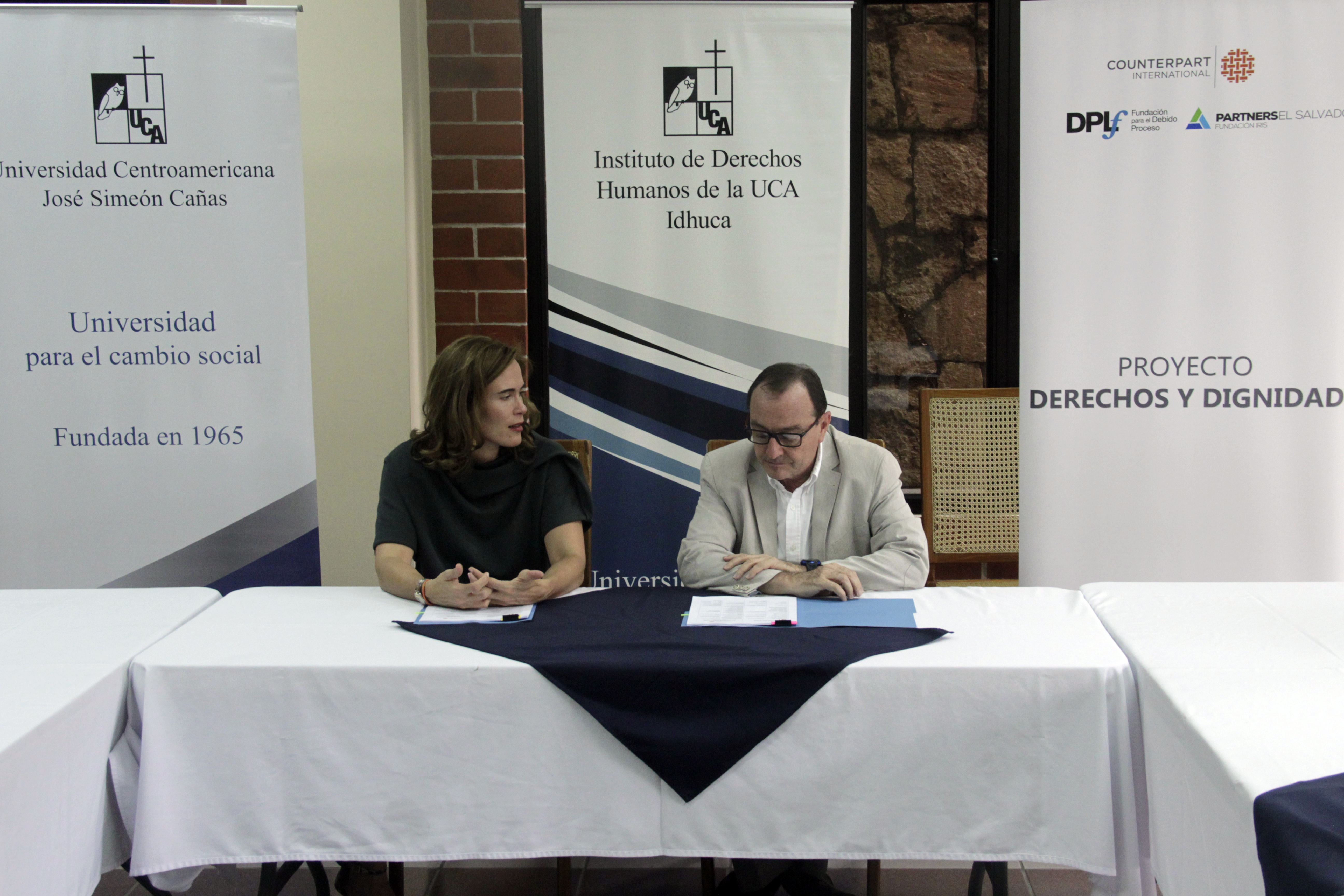 El rector de la UCA, P. Andreu Oliva S.J., y la directora de país de Counterpart International, Milady Guilarte durante la firma del convenio de cooperación