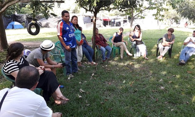 Delegación de la U. de Deusto durante un encuentro con habitantes de la comunidad El Espino.